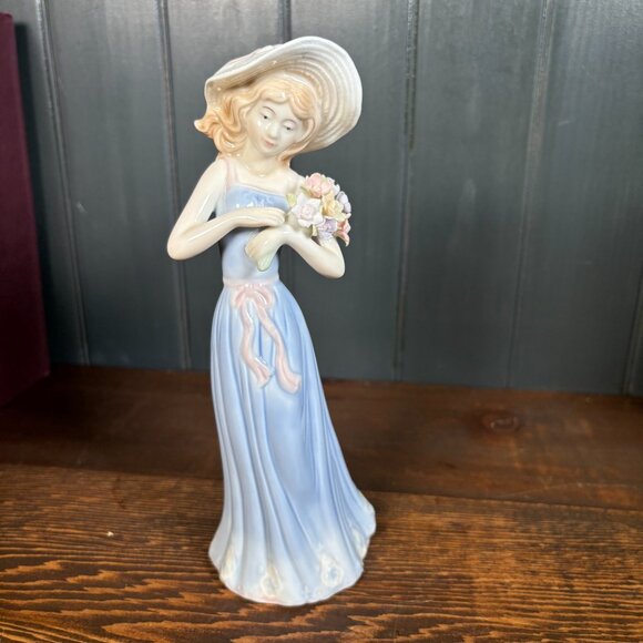 House of Lloyd Gathering Flowers Porcelain Figurine - Picture 4 of 13